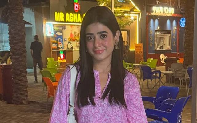 Gaya Musim Panas Sehar Khan Menyulap Pesona Floral