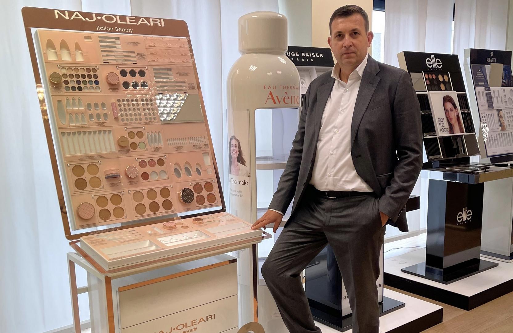 Konsep Baru Ritel: Kombinasi Kecantikan dan Kafe