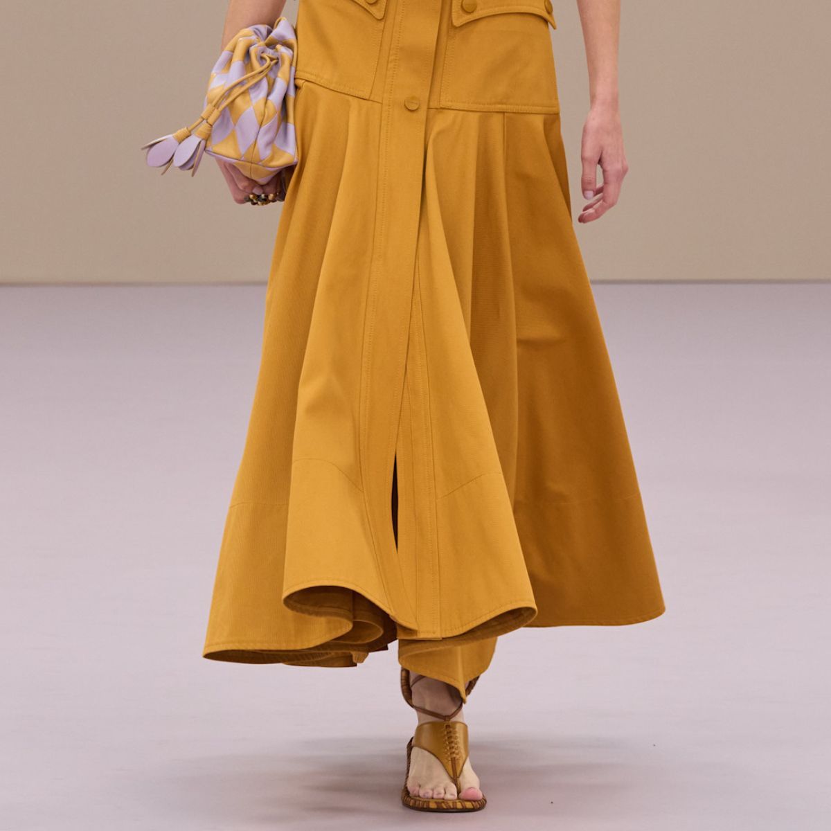 Sandal Tren: Wajib Punya Musim Panas Ini