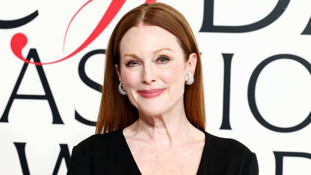 Sneakers Putih Rancangan Julianne Moore dengan Diskon Menarik