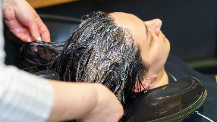 Pilihan Sampo Musim Panas untuk Rambut Bersinar