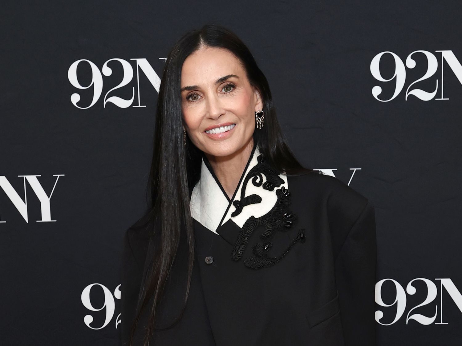 Tren Sepatu Jaring Ala Demi Moore untuk Musim Panas
