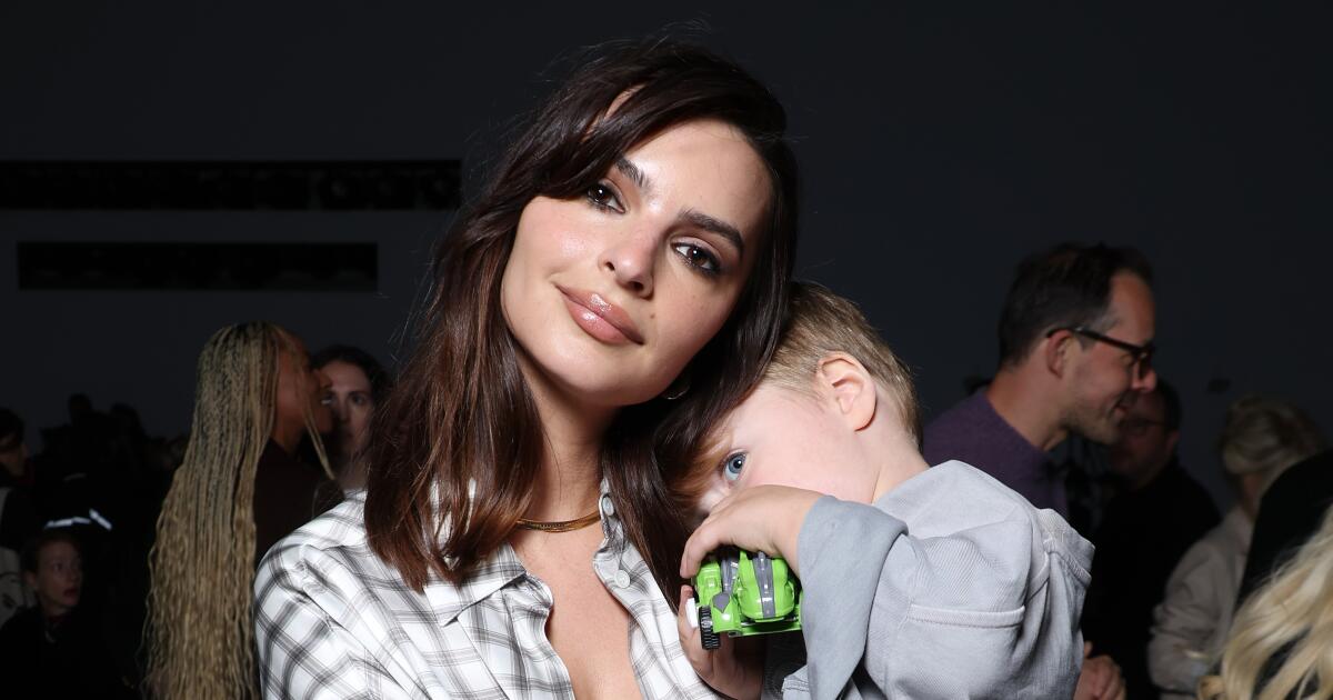 Ilustrasi esai emily ratajkowski untuk artikel Esai Emily Ratajkowski Bawa Kesepakatan Buku Bernilai Tujuh Angka